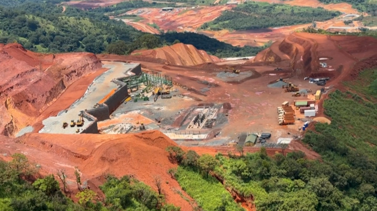 Mine à ciel ouvert — extraction minerai de fer haute teneur